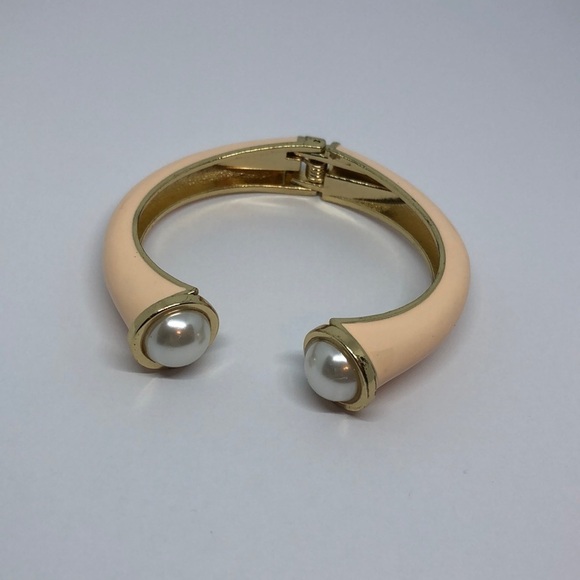 𝅺Vintage enamel faux pearls cuff hinge bracelet costume jewelry designer look. - Picture 2 of 4